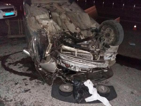 В селе Кочубеевское легковушка врезалась в столб и перевернулась